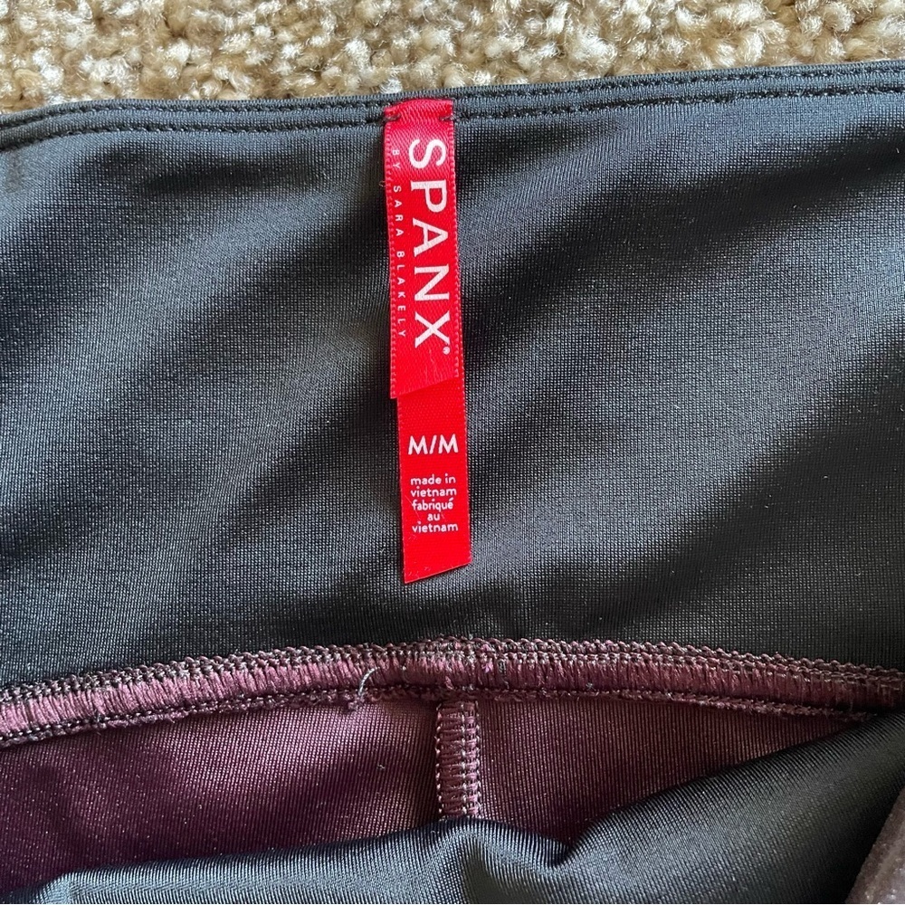 NWOT Spanx Faux Leather Leggings Women’s M Wine Purple Shine Sleek Skinny #2437 - Picture 5 of 15